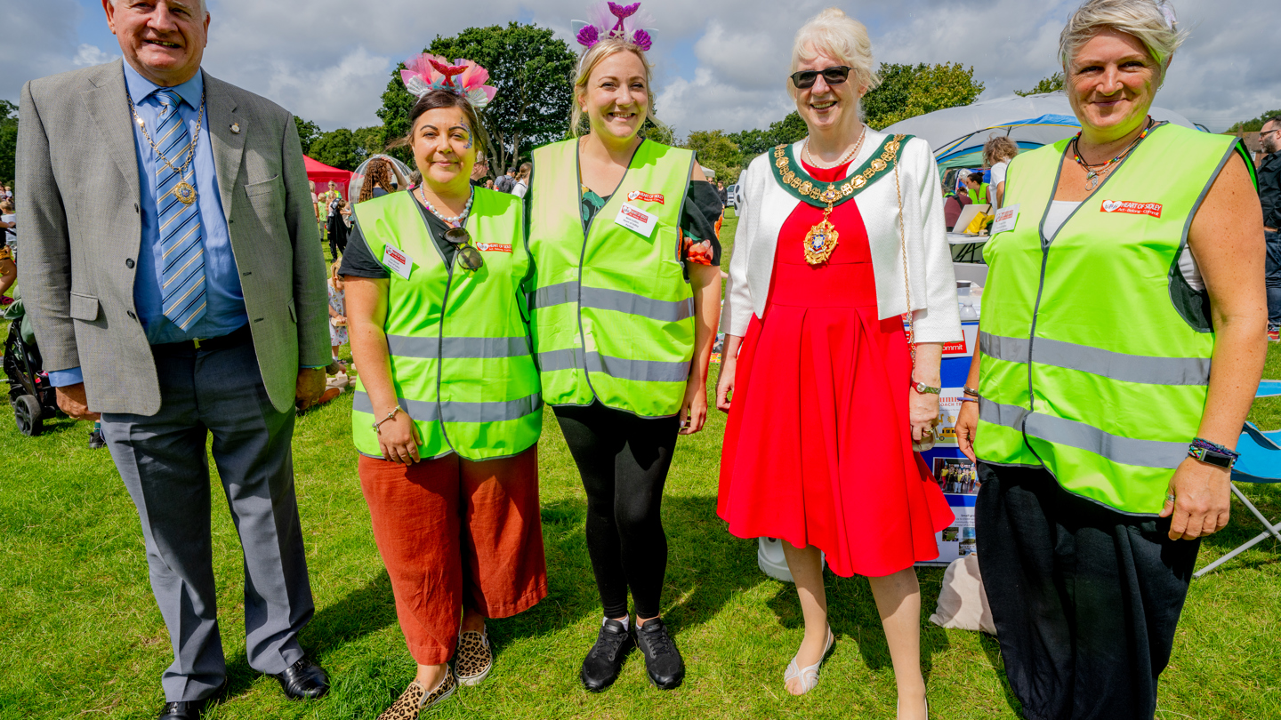 Mayor With Heart Of Sidley Please Photo Credit Sara Lou Bowrey